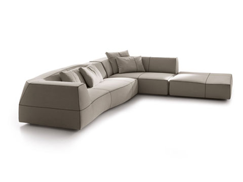 Bend-Sofa von B&B Italia ist ein modulares Sofa. Sein Name unterstreicht die charakteristischen, geschwungenen Linien.