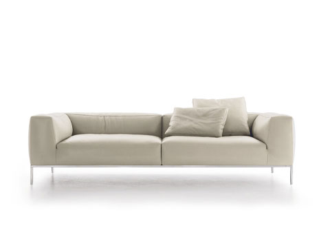 Die Qualitäten des B&B Italia Sofa Frank bestehen aus einer komfortablen und entspannenden Ästhetik, wobei auch originelle Akzente nicht fehlen.