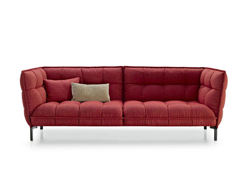 Das Husk Sofa von B&B Italia ist eine große Sesselfamilie, die aus unterschiedlichen Versionen entstanden ist.