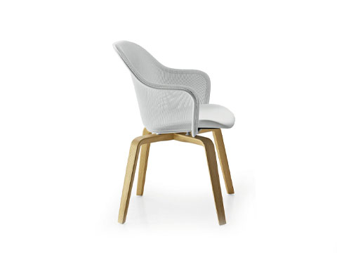 Der Stuhl Iuta 14 von B&B Italia ist ein eleganter Entwurf für Wohnung und Büro, der durch seine weiche Linienführung charakterisiert wird.