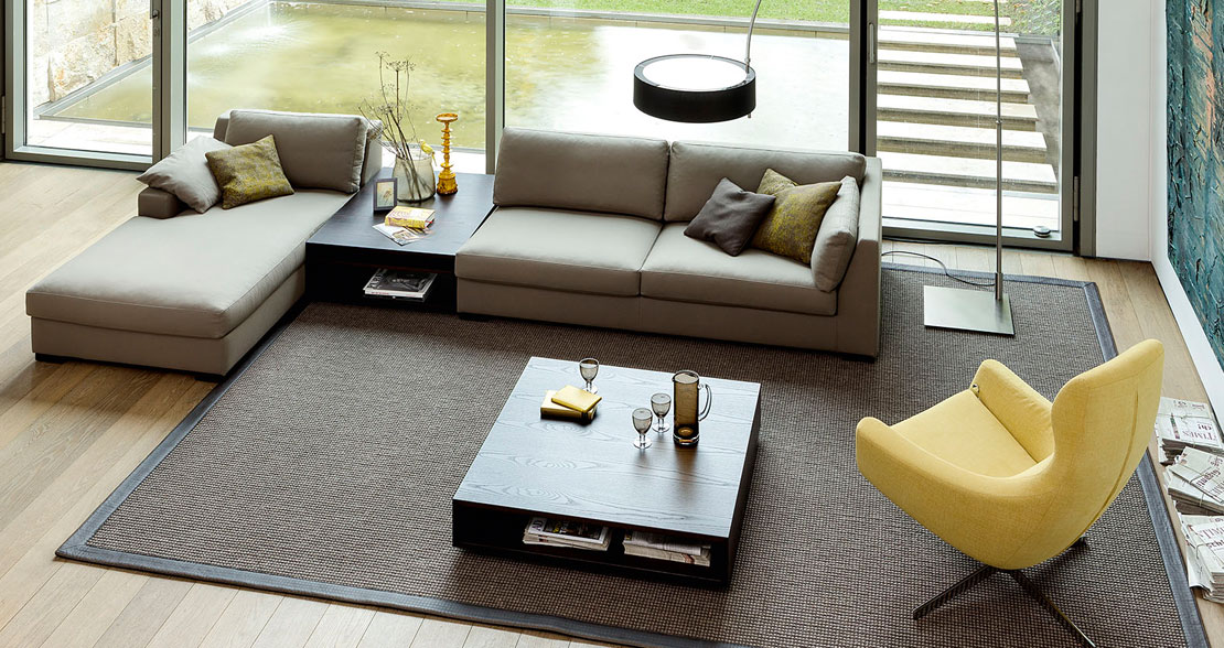 Bielefelder Werkstätten Inspiration Sofa ist als komfortabler Zweisitzer ist das Inspiration Sofa in drei verschiedenen Korpuslängen mit einer Sitztiefe von circa 56 cm wählbar.
